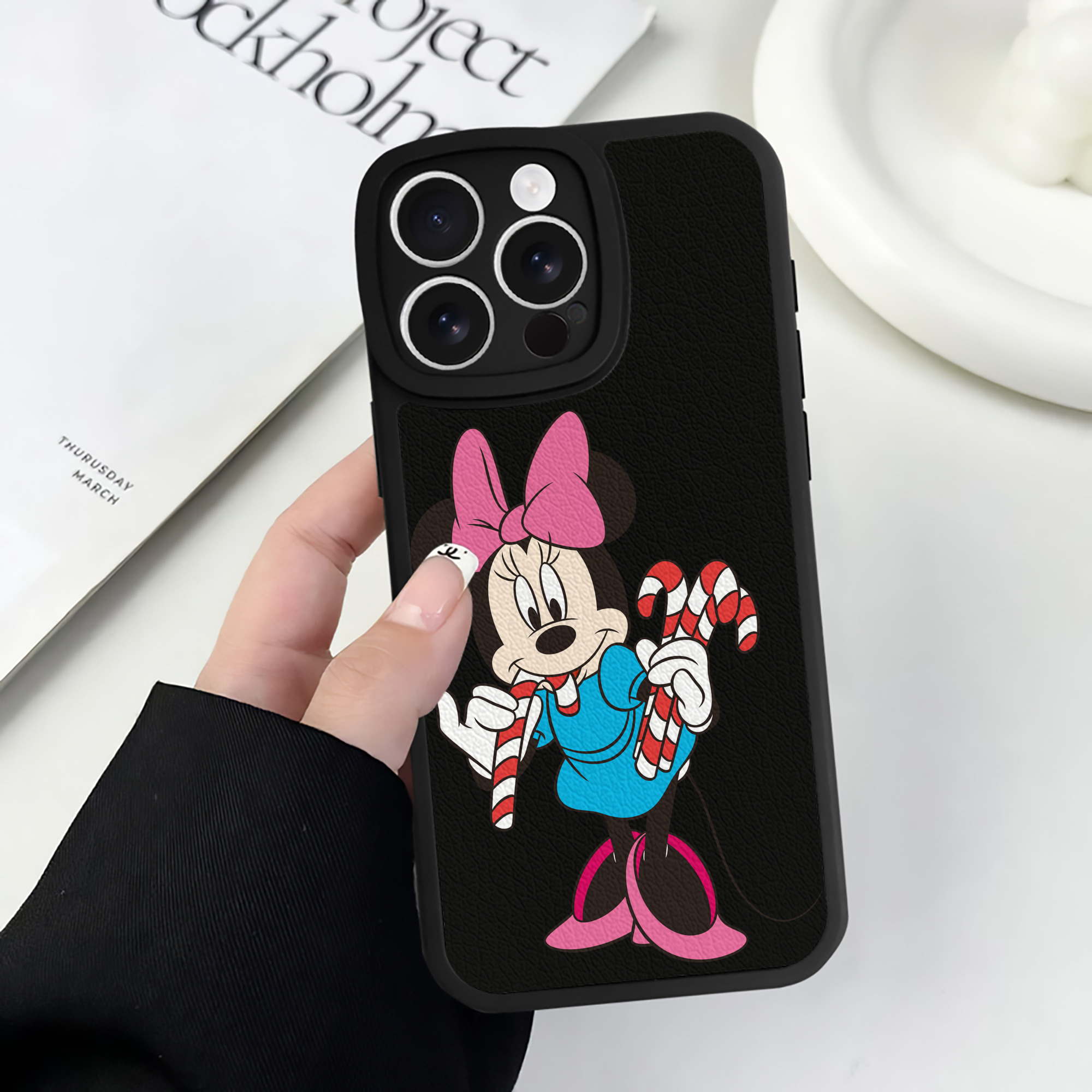 （画像用） ミッキーマウス Mickey Mouse 【iPhone 16シリーズ対応】シリコンスマホケース（レザー調） 材質：シリコン